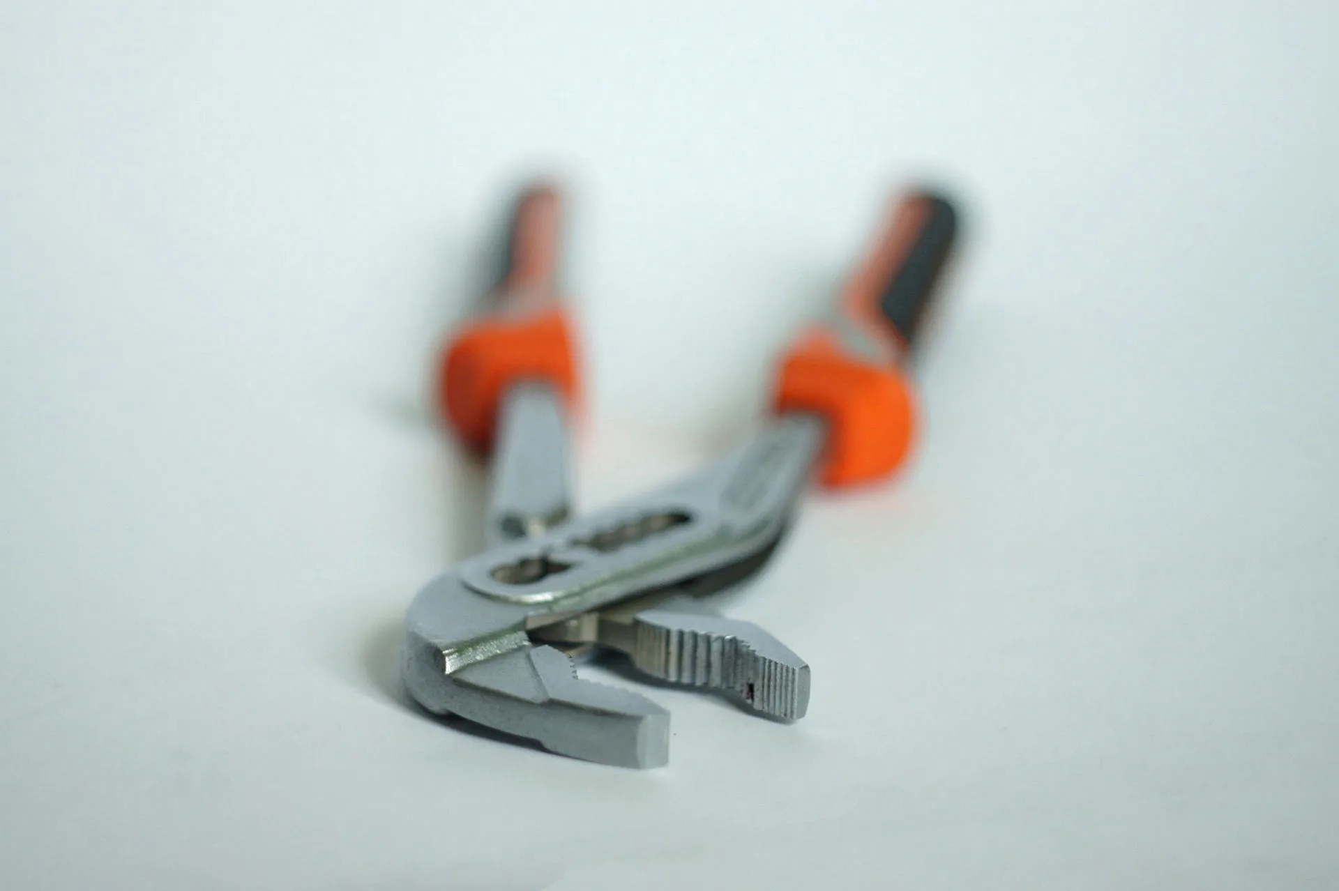 Herramientas y materiales de instalación de fontanería en obra nueva en A Coruña